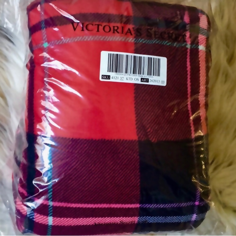VS Holidays Christmas Sherpa Blanket Black Red Plaid Victoria's Secret New NWT - Picture 4 of 8